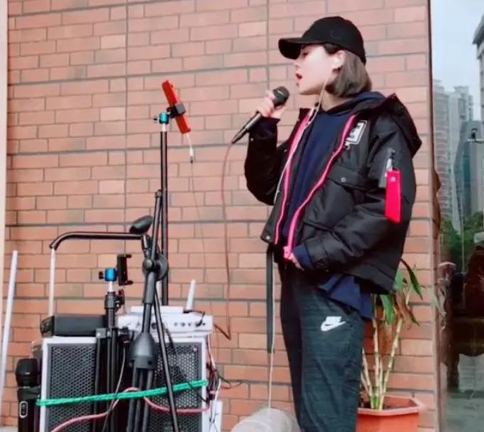 花姐狂狼本人照片:抖音花姐的成名史